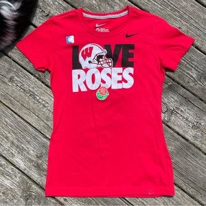 ❤️🤍 NWOT NIKE Slim Fit Wisconsin Badgers “Love Roses” Rose Bowl Tee ❤️🤍